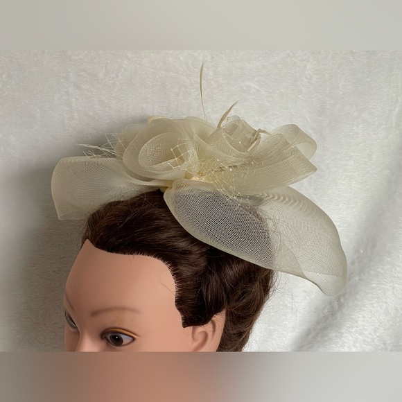 Amazing cream, color, vintage wedding fascinator hair clip feathers pearls - Picture 5 of 9